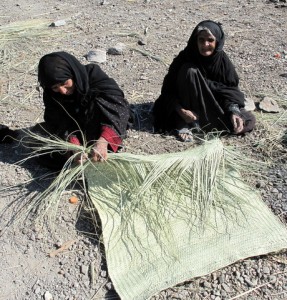 Bildergebnis für ‫عکس زنان زحمتکش در صنایع دستی سیستان و بلوچستان‬‎